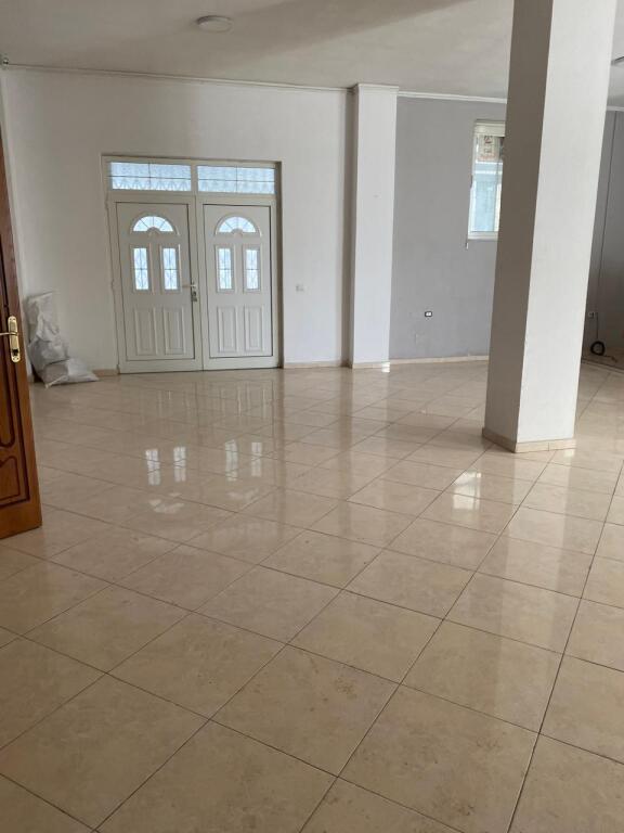 Durres, a 5-story building is for rent, 1,000 m² (industrial market)