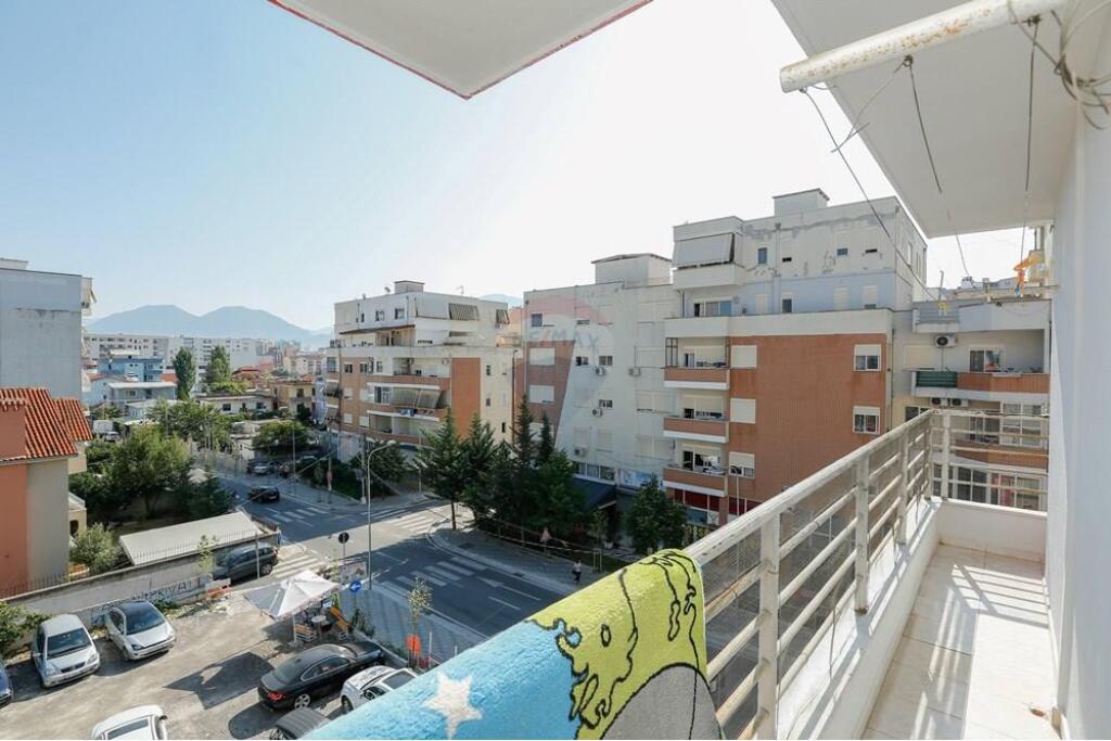 Apartament 1+1 për shitje tek Kristal Center!