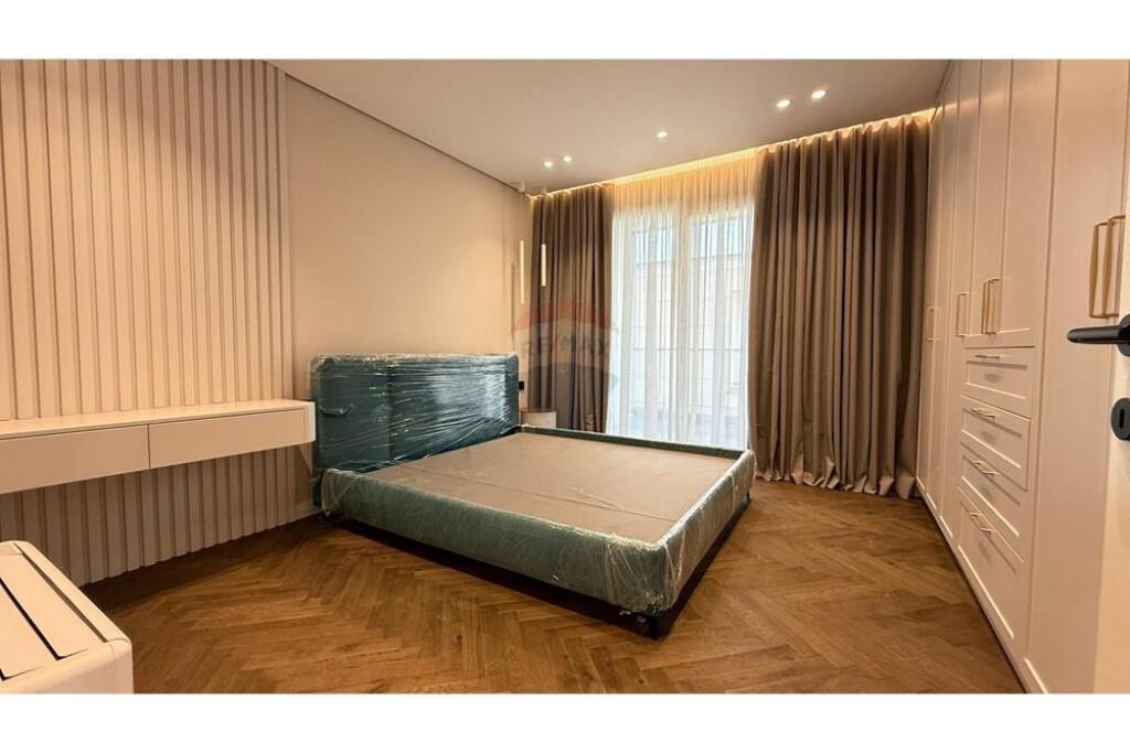 Apartament 2+1 me post parkimi për qira në Kompleksin Kaimi. Apartamenti organizohet në një ambient ndenjeje dhe gatimi, dy dhoma gjumi, një tualet dhe një ballkon. Apartamenti është totalisht i mobiluar, me mobilim të ri dhe nuk është banuar më parë. Për më shumë informacion na kontaktoni!