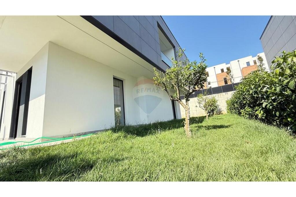 Apartament 2+1 me post parkimi për qira në Kompleksin Kaimi. Apartamenti organizohet në një ambient ndenjeje dhe gatimi, dy dhoma gjumi, një tualet dhe një ballkon. Apartamenti është totalisht i mobiluar, me mobilim të ri dhe nuk është banuar më parë. Për më shumë informacion na kontaktoni!