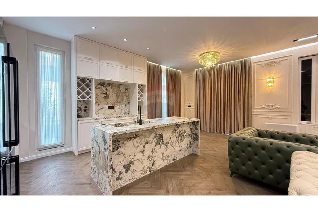 Apartament 2+1 me post parkimi për qira në Kompleksin Kaimi. Apartamenti organizohet në një ambient ndenjeje dhe gatimi, dy dhoma gjumi, një tualet dhe një ballkon. Apartamenti është totalisht i mobiluar, me mobilim të ri dhe nuk është banuar më parë. Për më shumë informacion na kontaktoni!