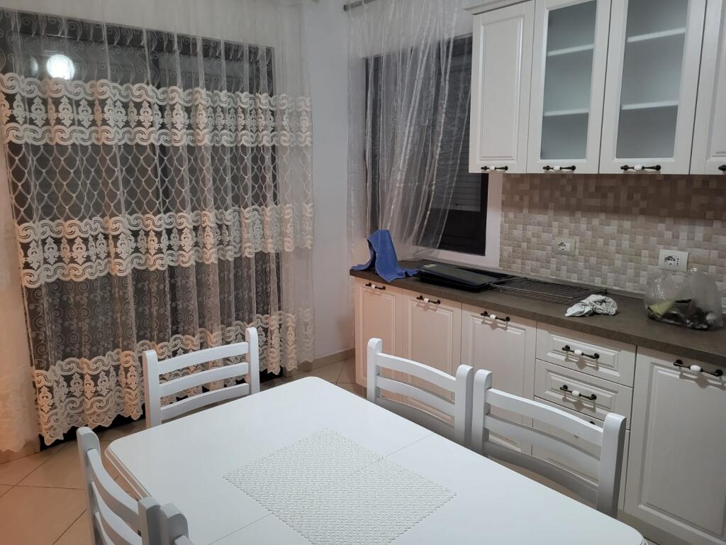 🏠Mjull-Bathore, Rr. Sefer Shima, kati i II-te i nje vile 3+1+2 jepet me qera, e mobiluar.