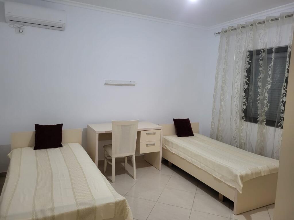 🏠Mjull-Bathore, Rr. Sefer Shima, kati i II-te i nje vile 3+1+2 jepet me qera, e mobiluar.