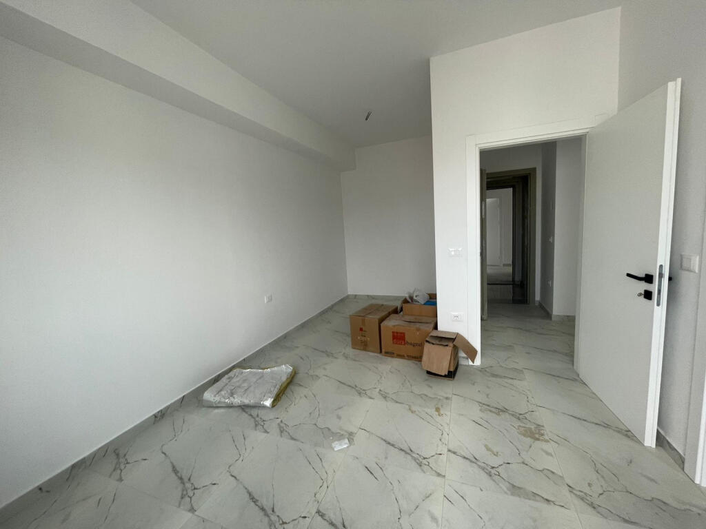 Zyre Me Qera 2+1+2 Tek Fusha e Aviacionit (ID BZ2632) Tirane