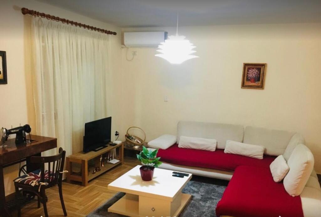 Ne zonen e Alliasit, prane Market Aldi, jepet me qera apartament 1+1, i mobiluar.