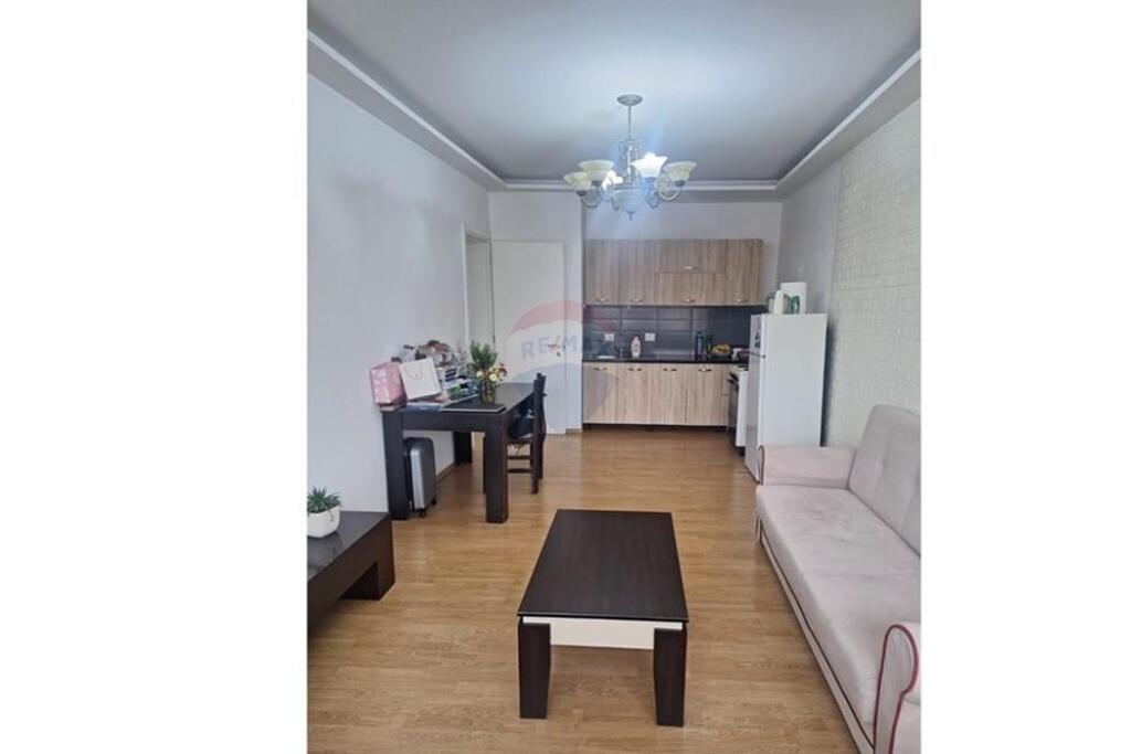 Apartament 2+1 për Qira Shkolla e Bashkuar, Tiranë