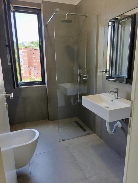 Jepet me QIRA Apartament 2+1 te Kodra e Diellit (Shkolla ACT) - Post Parkimi i Përfshirë