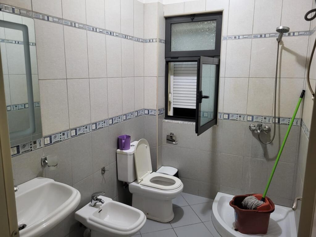 🏠Mjull-Bathore, Rr. Sefer Shima, kati i II-te i nje vile 3+1+2 jepet me qera, e mobiluar.