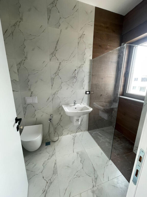 Zyre Me Qera 2+1+2 Tek Fusha e Aviacionit (ID BZ2632) Tirane