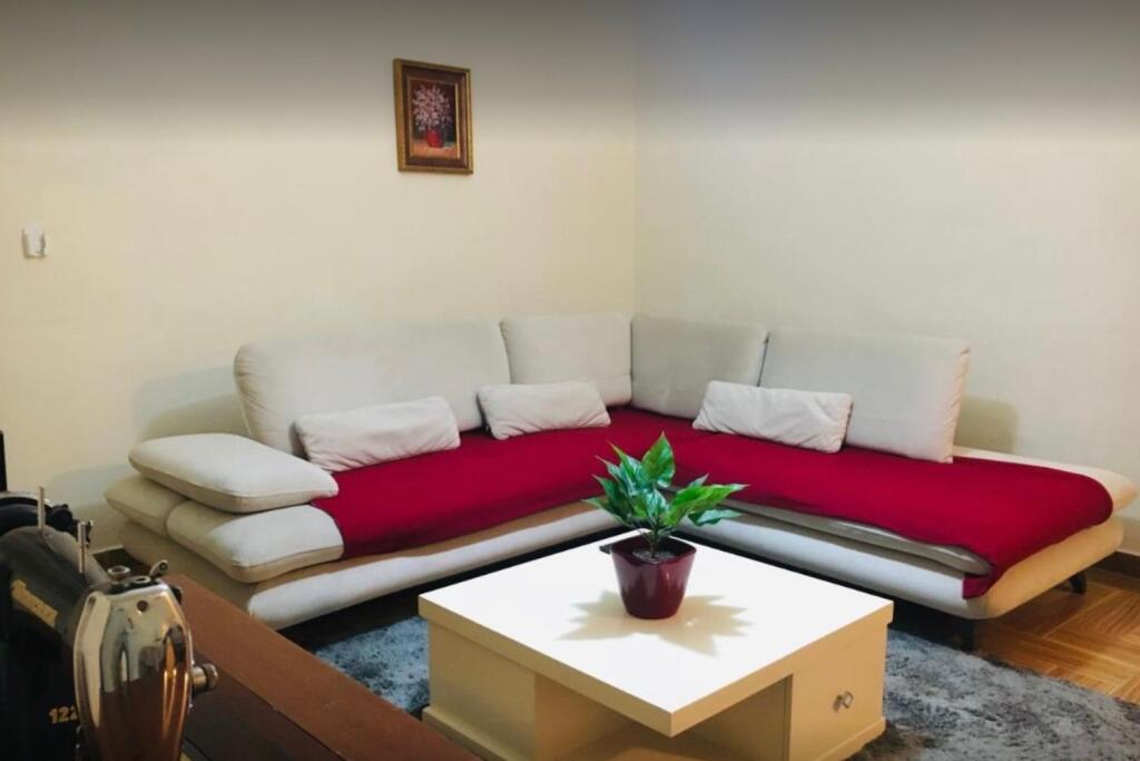 Ne zonen e Alliasit, prane Market Aldi, jepet me qera apartament 1+1, i mobiluar.