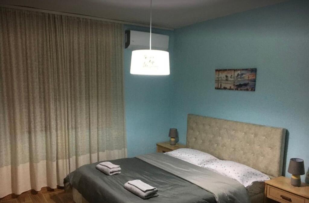 Ne zonen e Alliasit, prane Market Aldi, jepet me qera apartament 1+1, i mobiluar.