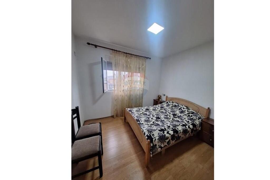 Apartament 2+1 për Qira Shkolla e Bashkuar, Tiranë