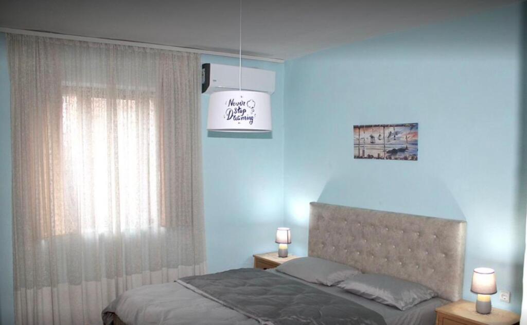 Ne zonen e Alliasit, prane Market Aldi, jepet me qera apartament 1+1, i mobiluar.