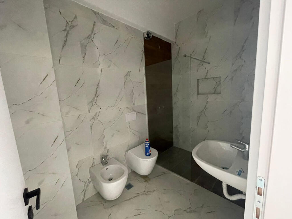 Zyre Me Qera 2+1+2 Tek Fusha e Aviacionit (ID BZ2632) Tirane