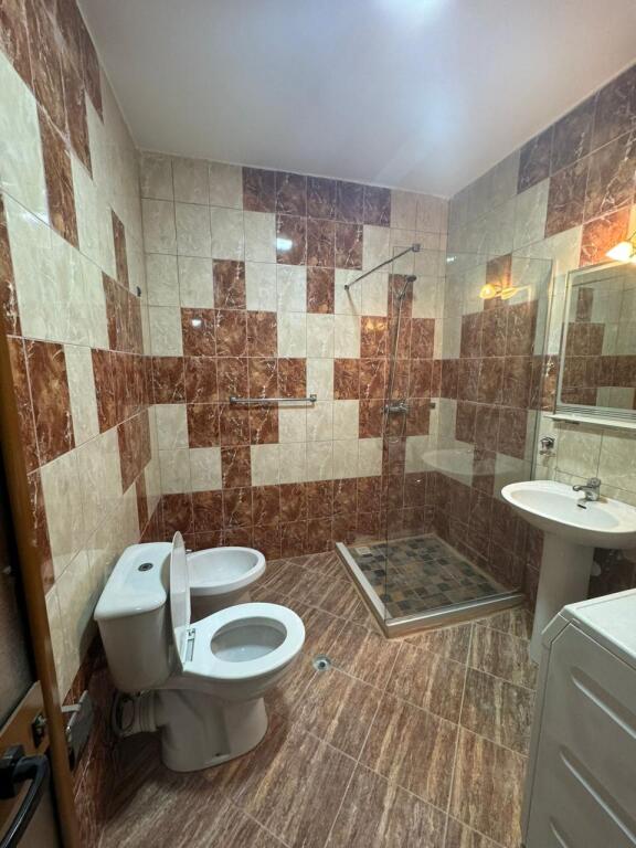 Ne zonen e Freskut,prane Deges se Thesarit jepet me qera apartament 2+1,i mobiluar.