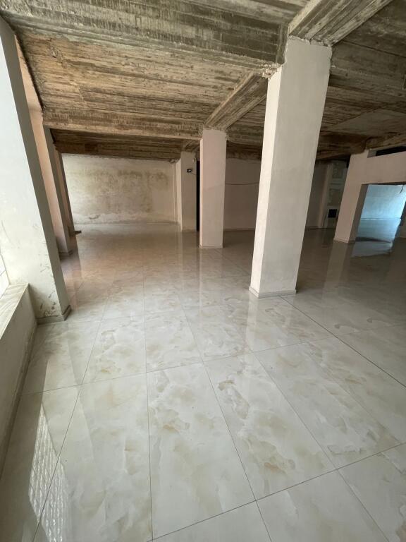 Jepet me Qira Ambient 1000 m² – Ekskluzivisht pranë Mbikalimit të Komunës së Parisit