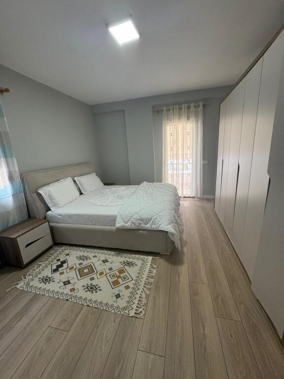 Ne zonen e Freskut,prane Deges se Thesarit jepet me qera apartament 2+1,i mobiluar.