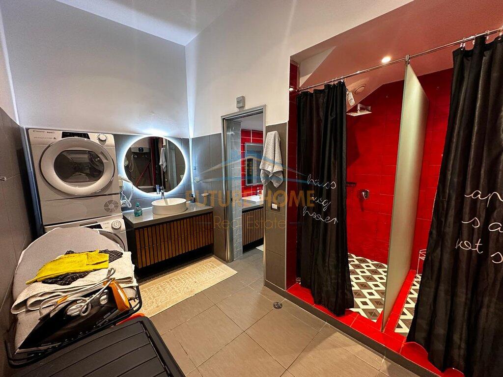 Shitet Apartament Luxury 4+1+2+Verandë+Pishinë+Post Parkimi, Kopshti Botanik, Tiranë