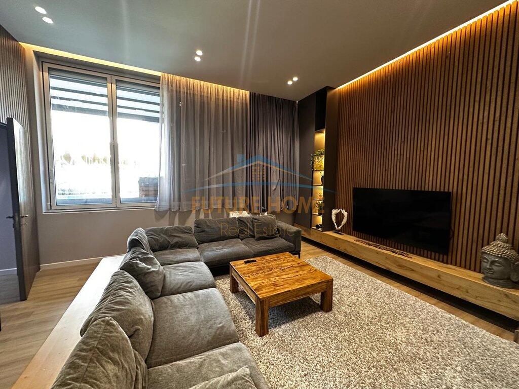Shitet Apartament Luxury 4+1+2+Verandë+Pishinë+Post Parkimi, Kopshti Botanik, Tiranë