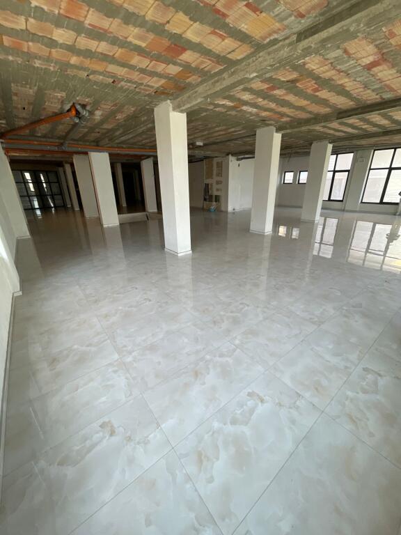 Jepet me Qira Ambient 1000 m² – Ekskluzivisht pranë Mbikalimit të Komunës së Parisit