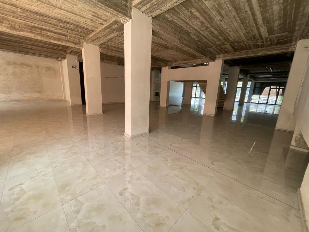 Jepet me Qira Ambient 1000 m² – Ekskluzivisht pranë Mbikalimit të Komunës së Parisit