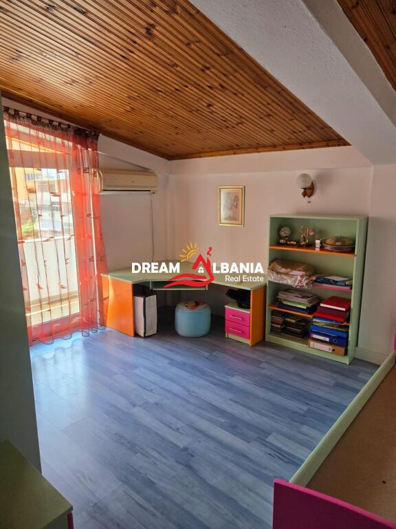 Jepet me qira apartament/Duplex 4+1+3WC – Rruga e Barrikadave, pranë shkollës "Lidhja e Prizrenit" (ID 4239088)