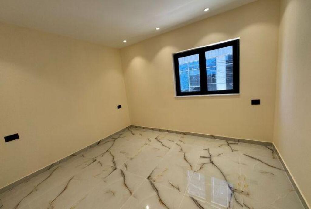 Business environment Duplex for rent on Elbasan street, Metropolitan University