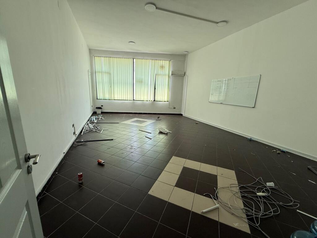 ZYRE ME QERA 320 M2 KOMUNA E PARISIT