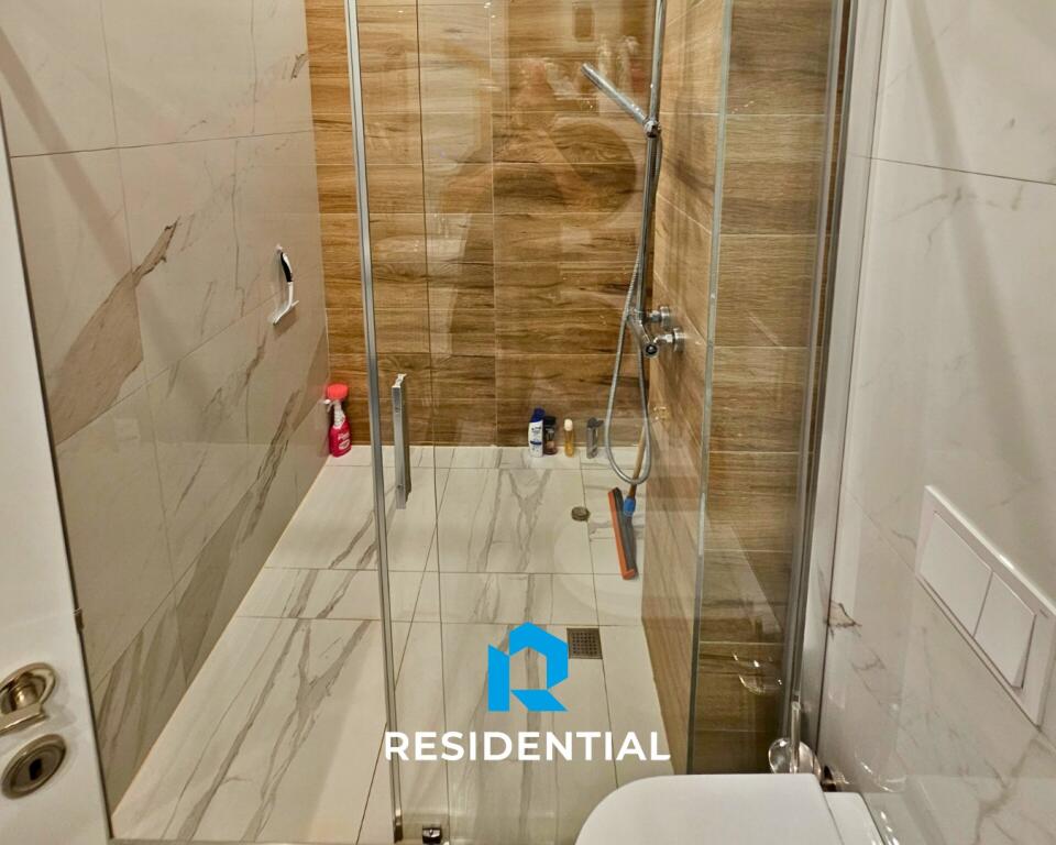 Tek 21 Dhjetori Jepet Me Qira Apartament 2+1 I Mobiluar!