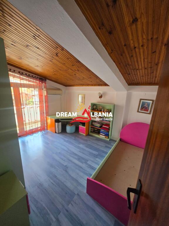 Jepet me qira apartament/Duplex 4+1+3WC – Rruga e Barrikadave, pranë shkollës "Lidhja e Prizrenit" (ID 4239088)