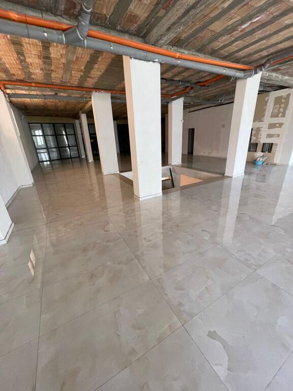 Jepet me Qira Ambient 1000 m² – Ekskluzivisht pranë Mbikalimit të Komunës së Parisit