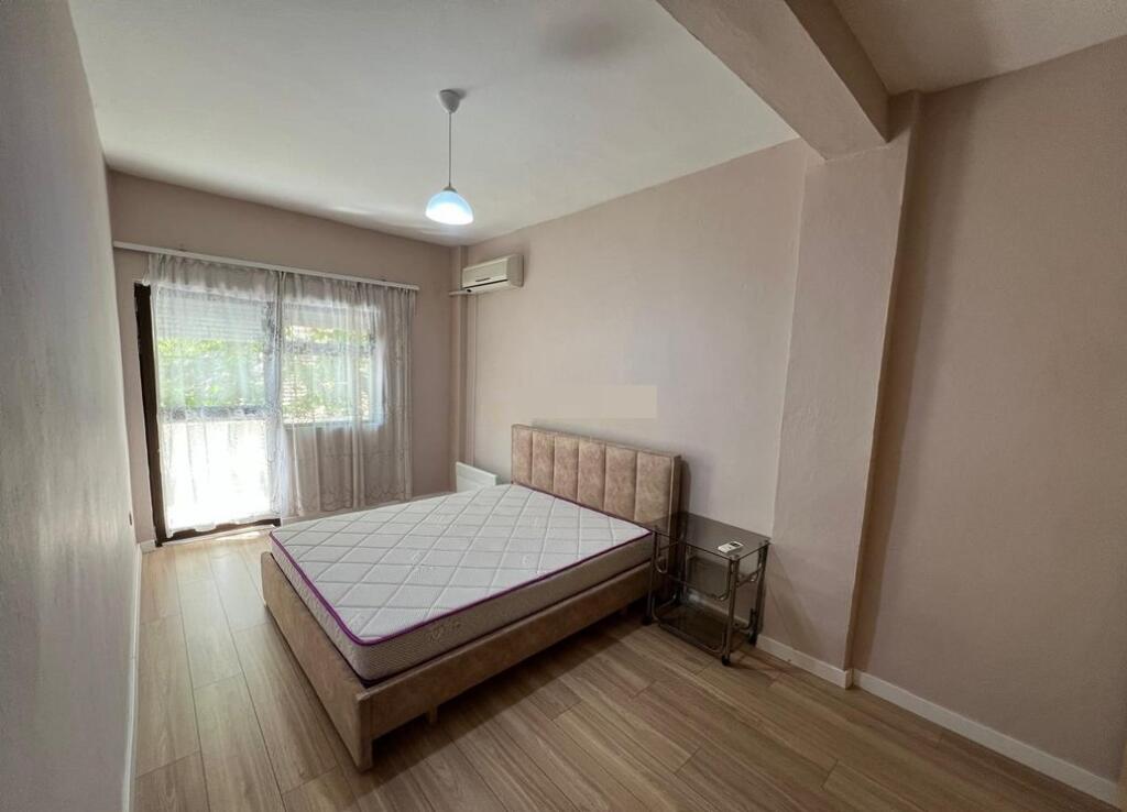 Si offre un appartamento 1+1 con cucina separata in una delle zone più richieste di Tirana - Myslym Shyri