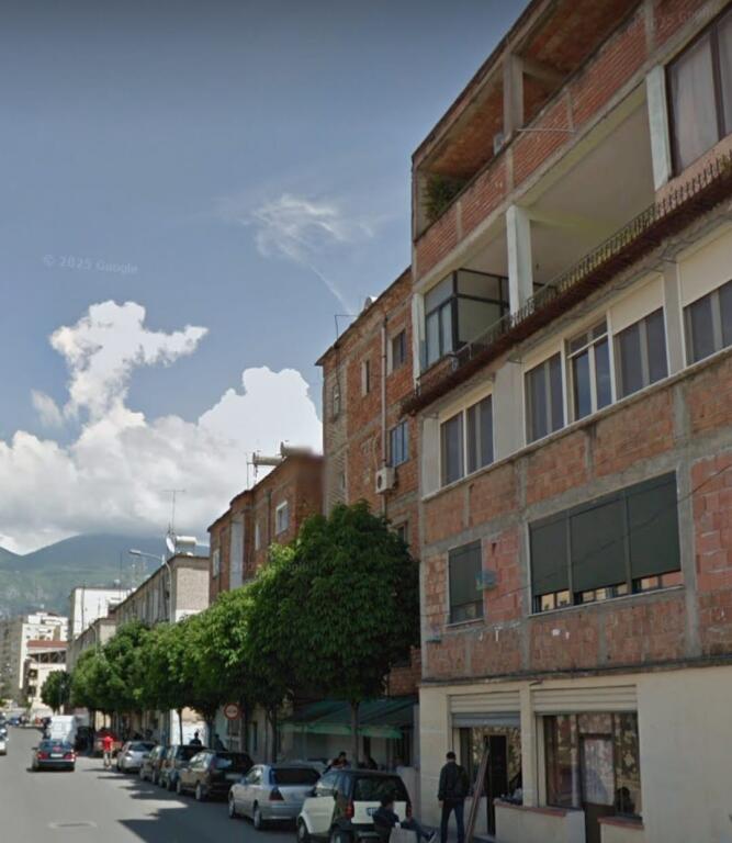 Jepet me qera apartament 1+1, te Oxhaku, rruga "Kongresi i Manastirit".