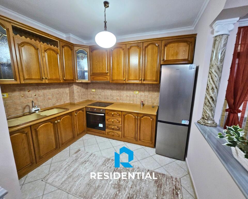 Tek Komuna E Parisit, Jepet Me Qira Apartament 2+1 I Mobiluar!