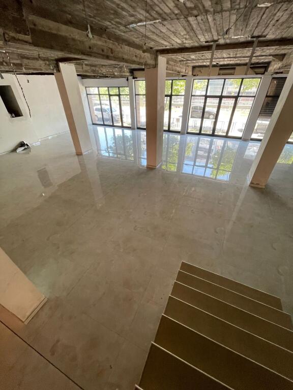 Jepet me Qira Ambient 1000 m² – Ekskluzivisht pranë Mbikalimit të Komunës së Parisit