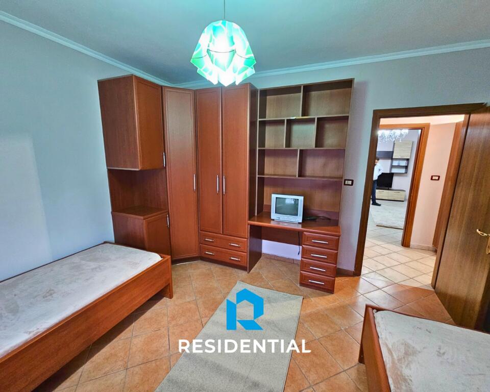 Tek Komuna E Parisit, Jepet Me Qira Apartament 2+1 I Mobiluar!