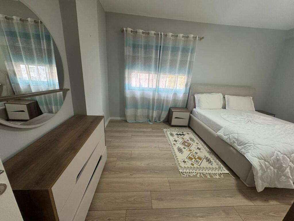 Ne zonen e Freskut,prane Deges se Thesarit jepet me qera apartament 2+1,i mobiluar.