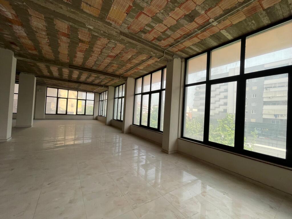 For Rent Space 1009 m² – Exclusively at the Bypass of the Paris Commune!