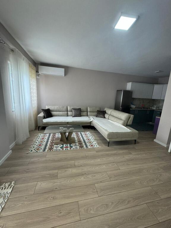 Ne zonen e Freskut,prane Deges se Thesarit jepet me qera apartament 2+1,i mobiluar.