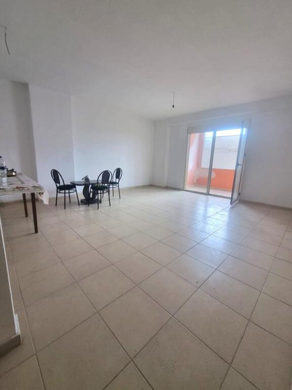 Shitet ap tek Tropikali/ Durres