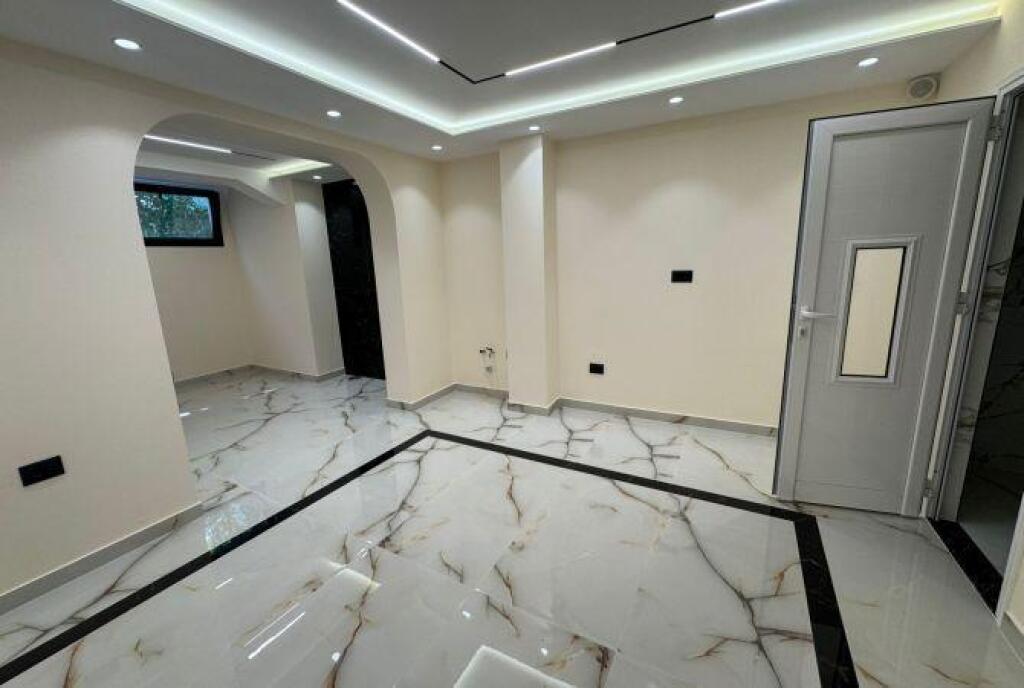 Business environment Duplex for rent on Elbasan street, Metropolitan University