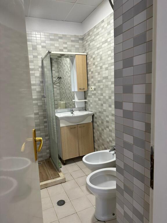 🏢Rr.e Durresit ,prane Shkolles se Mesme"Qemal Stafa" jepet me qera apartament 2+1+2,i mobiluar