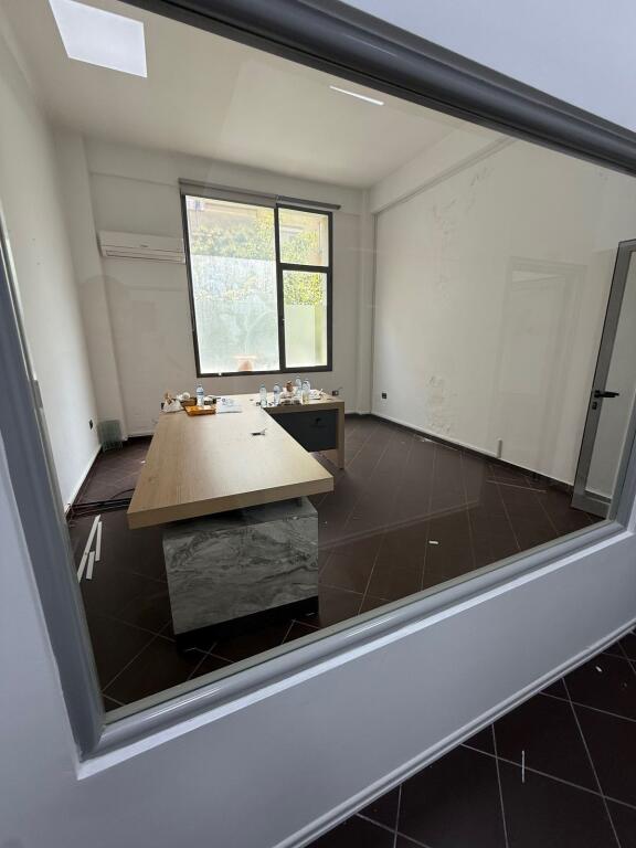 ZYRE ME QERA 320 M2 KOMUNA E PARISIT