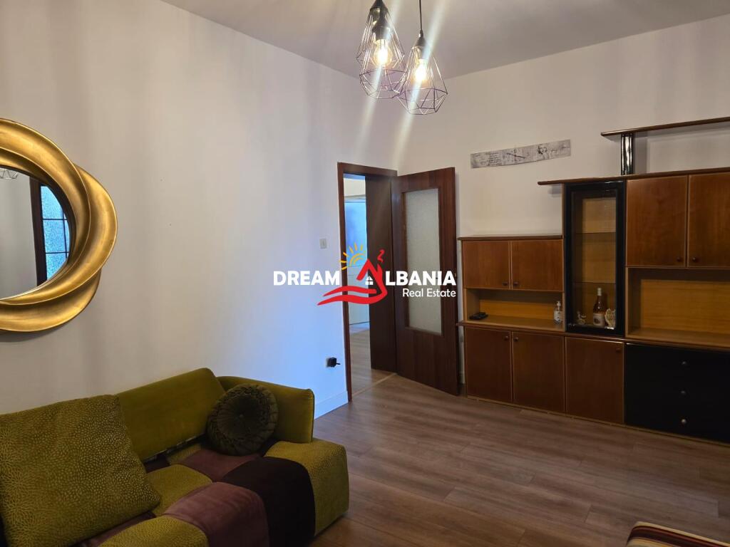 Jepet me qira apartament/Duplex 4+1+3WC – Rruga e Barrikadave, pranë shkollës "Lidhja e Prizrenit" (ID 4239088)