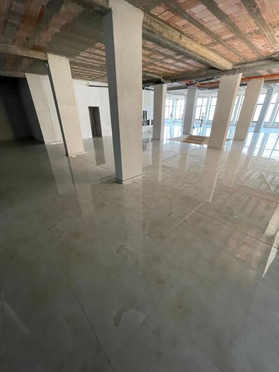 Jepet me Qira Ambient 1000 m² – Ekskluzivisht pranë Mbikalimit të Komunës së Parisit