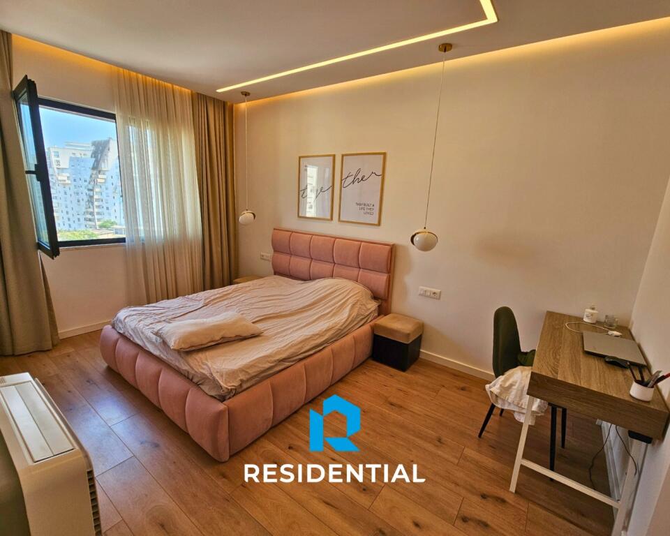 Tek 21 Dhjetori Jepet Me Qira Apartament 2+1 I Mobiluar!