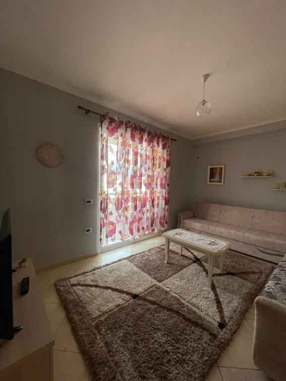 Ofrohet per qira apartament 1+1 ne yzberisht