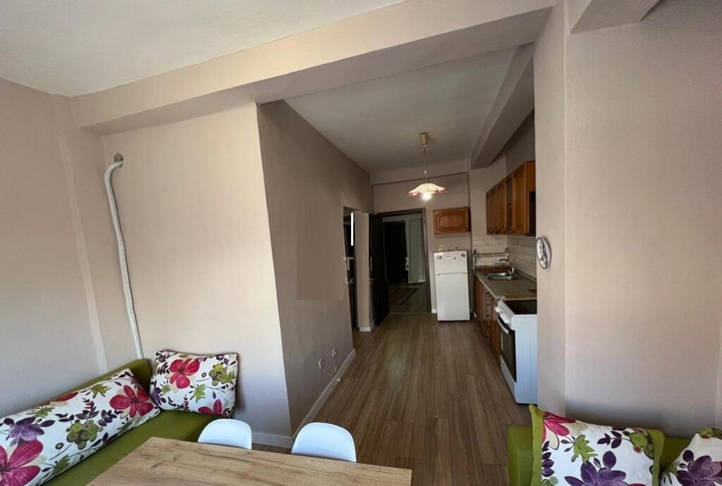 Si offre un appartamento 1+1 con cucina separata in una delle zone più richieste di Tirana - Myslym Shyri