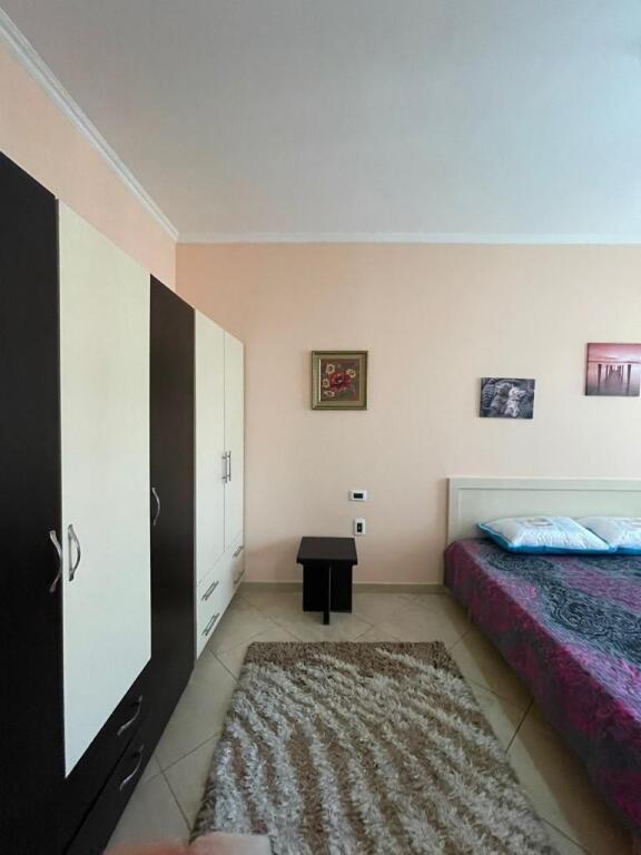 Ofrohet per qira apartament 1+1 ne yzberisht