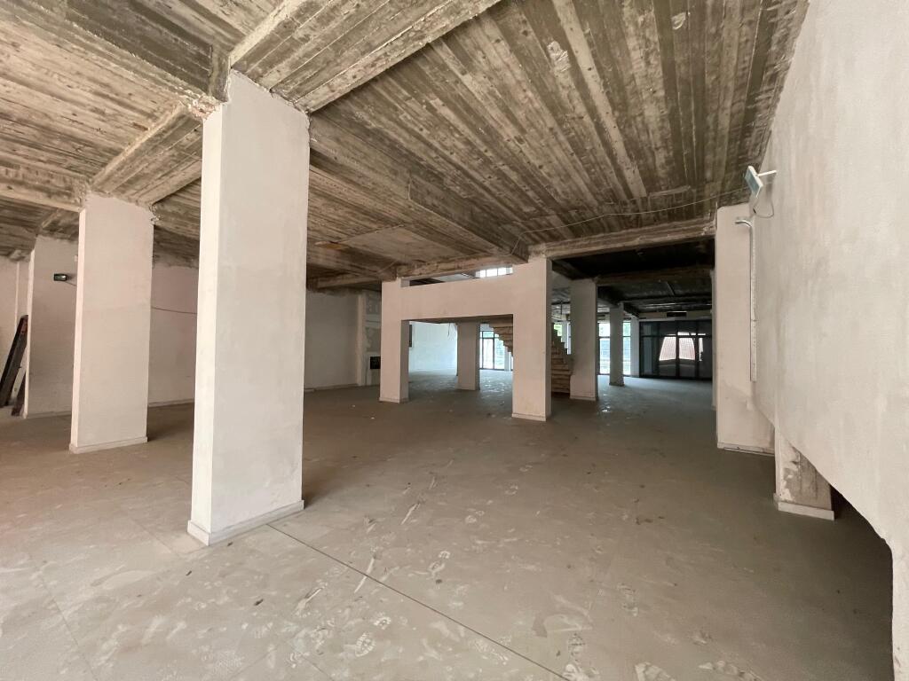 For Rent Space 1009 m² – Exclusively at the Bypass of the Paris Commune!